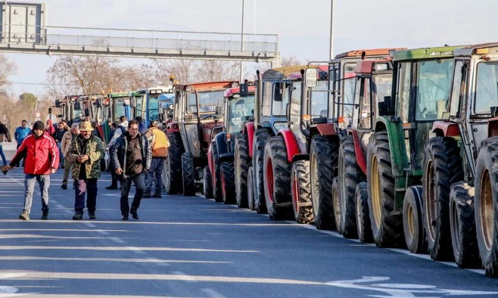 Παραμένουν στα μπλόκα οι αγρότες - Ένταση, σπρωξίματα και αποδοκιμασίες